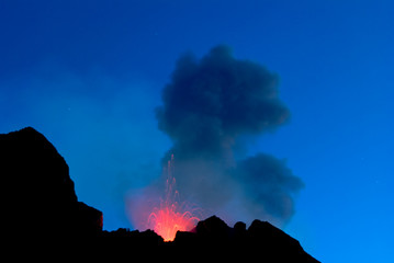 Vulkanausbruch in der Dämmerung