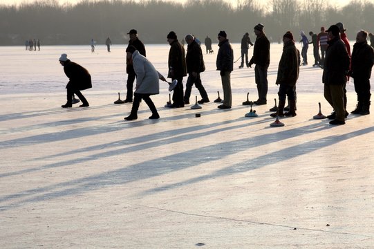 Winter - Eisstockschie&szlig;en auf dem zugefrorenen See