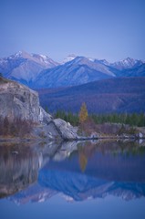 Obraz na płótnie Canvas Fall evening mountain reflection in water