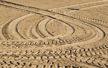 Fototapeta na wymiar Ślady opon na piasku