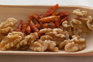 Noci e peperoncino rosso