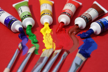 tubetti di tempera e pennelli