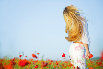 Naklejka premium Girl in poppy field