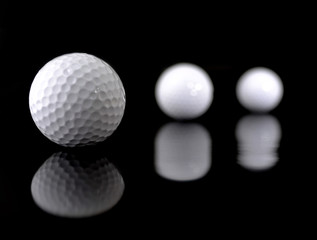 Golfbälle auf schwarzen Hintergrund