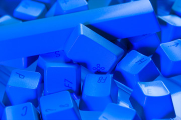 Computertasten lose auf blauem Untergrund