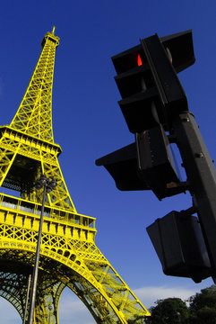 Tour Eiffel en robe jaune &agrave; Paris (75000) et feu tricolore, en r&eacute;gion &Icirc;le-de-France, France