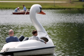 Boot - Vater und Sohn fahren über den See im Stadtpark © Mumpitz