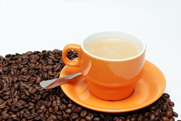 tasse kaffee mit frischen bohnen