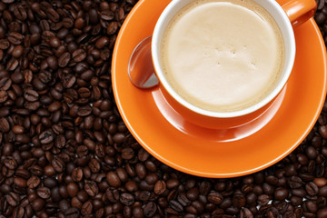 tasse kaffee mit frischen bohnen