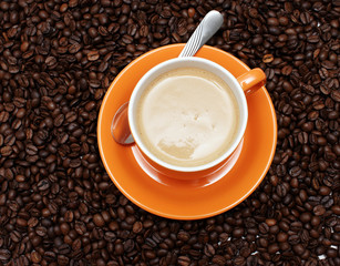 tasse kaffee mit frischen bohnen