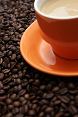 tasse kaffee mit frischen bohnen