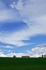 Obraz premium grand ciel sur le village