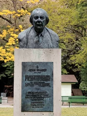 Papier Peint photo Monument historique Buste de Jean Piaget (Genève)