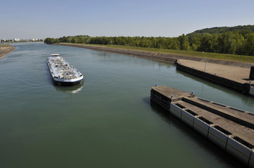 péniche sur le rhin
