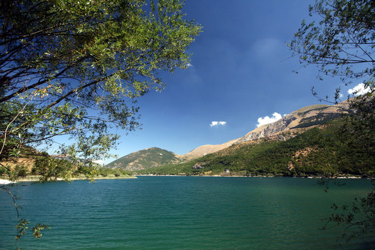Una bella veduta deI lago di Scanno. A L'aquila.