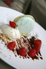 Macaron citron pistache, caramel de vinaigre, glace et fraises