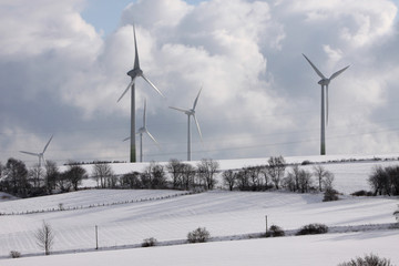 Winterlandschaft mit Windrädern