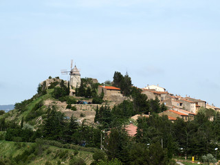 Fototapeta na wymiar wioska Cucugnan