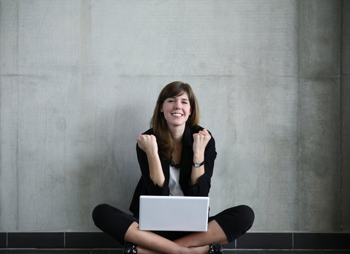 Junge Frau mit Laptop