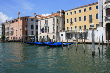 Fototapeta na wymiar Linia weneckie domy, Gondola