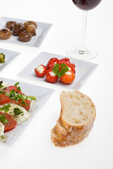 Antipasti Misti und Brot auf weißem Teller