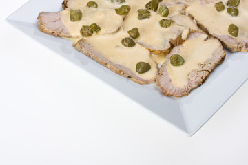 Vitello tonnato auf einem Teller