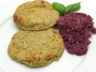 Kartoffelfladen mit Basilikum und Rotkohl