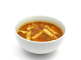 Nudelsuppe mit Tomaten und Kräutern