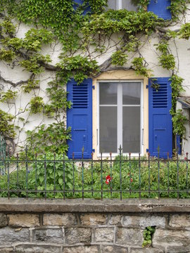 Fen&ecirc;tre &agrave; volets bleus