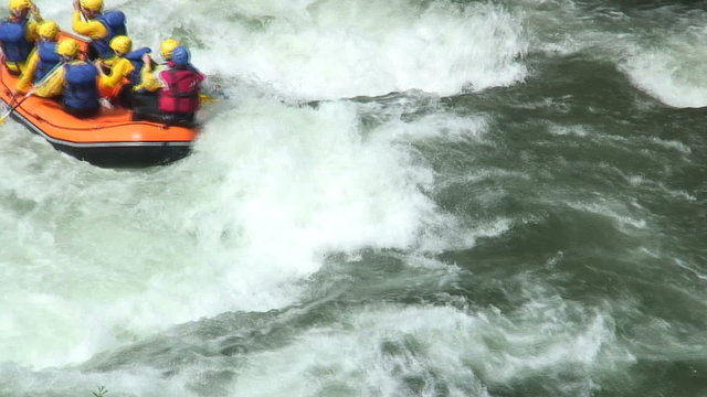 Rafting-Team auf Wildwasser
