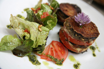 Gratin d'aubergines, tomates, mozzarella et salade verte