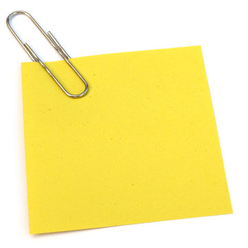 trombone sur post-it jaune en papier recycl&eacute;