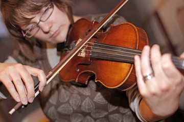 Woman plays the violin for home music