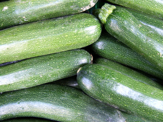 Grüne Zucchini auf dem Wochenmarkt