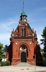 Fototapeta na wymiar Kirche aus rotem Ziegelstein