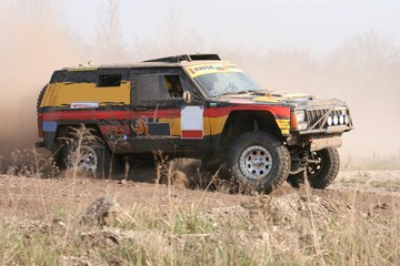 Fototapeta premium Rally Geländewagen beim Motorsport im Gelände 