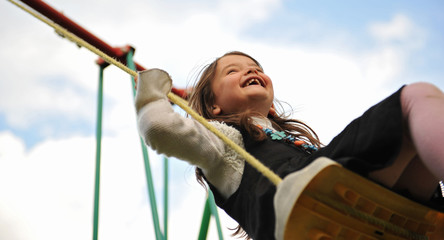 fillette heureuse a la balançoire