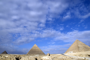 Fototapeta na wymiar Sfinks i piramidy w Gizie - Kair - Egipt
