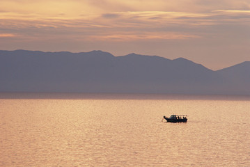 fischerboot am morgen