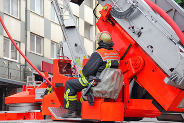 Feuerwehrmann an der Drehleitersteuerung 008