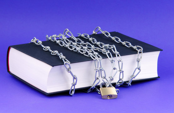 Buch mit Kette