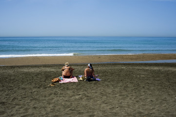 Spiaggia con due persone in costume