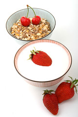 petit dejeuner sain, cereales, lait  et fruits