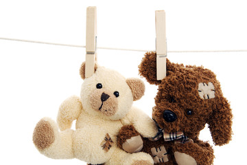 Deux peluches accrochées ensemble sur une ligne © Frog 974