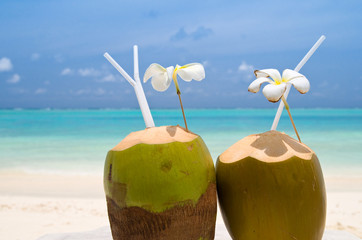 Kokosnuss Cocktail am Strand