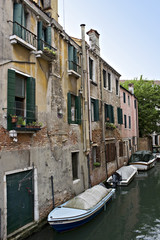 Fototapeta na wymiar łodzi na kanale w Wenecji, Włochy