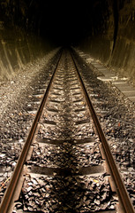 Fototapeta na wymiar Ciemność tunelu kolejowego