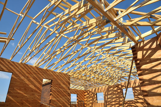 Construction d'un chalet tout bois.