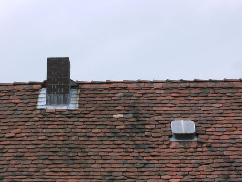dachfenster und schornstein