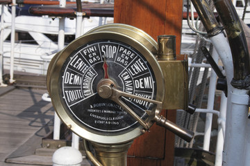 Transmetteur d'ordres sur un navire